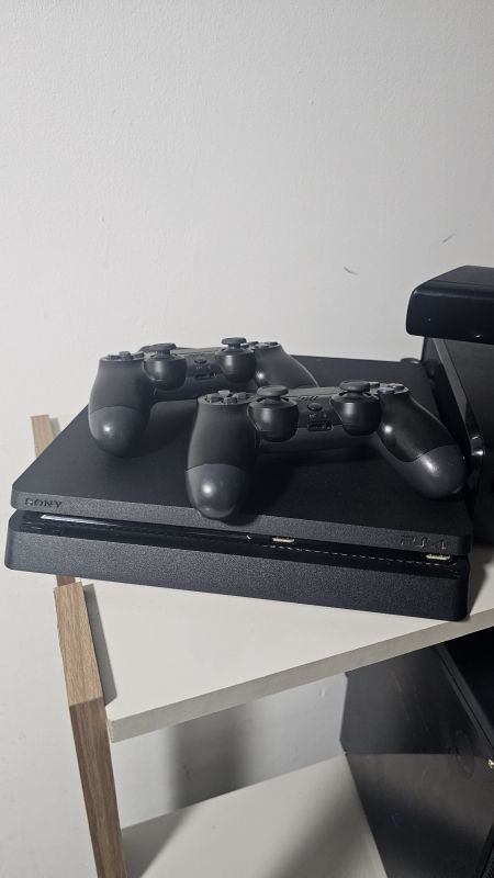 Playstation 4 + 2 controles
